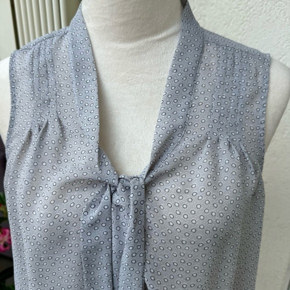 ANN TAYLOR- LOFT- PM. Grey & White Sleeveless Top.‎ Tie in front. Sheer.